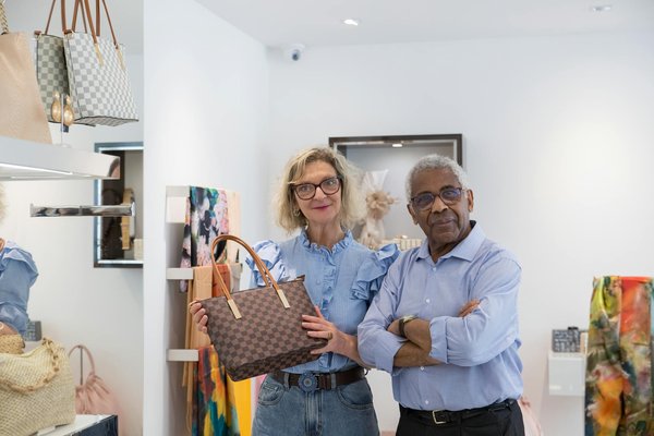 How Can Women Navigate Sales Seasons for the Best Fashion Deals?